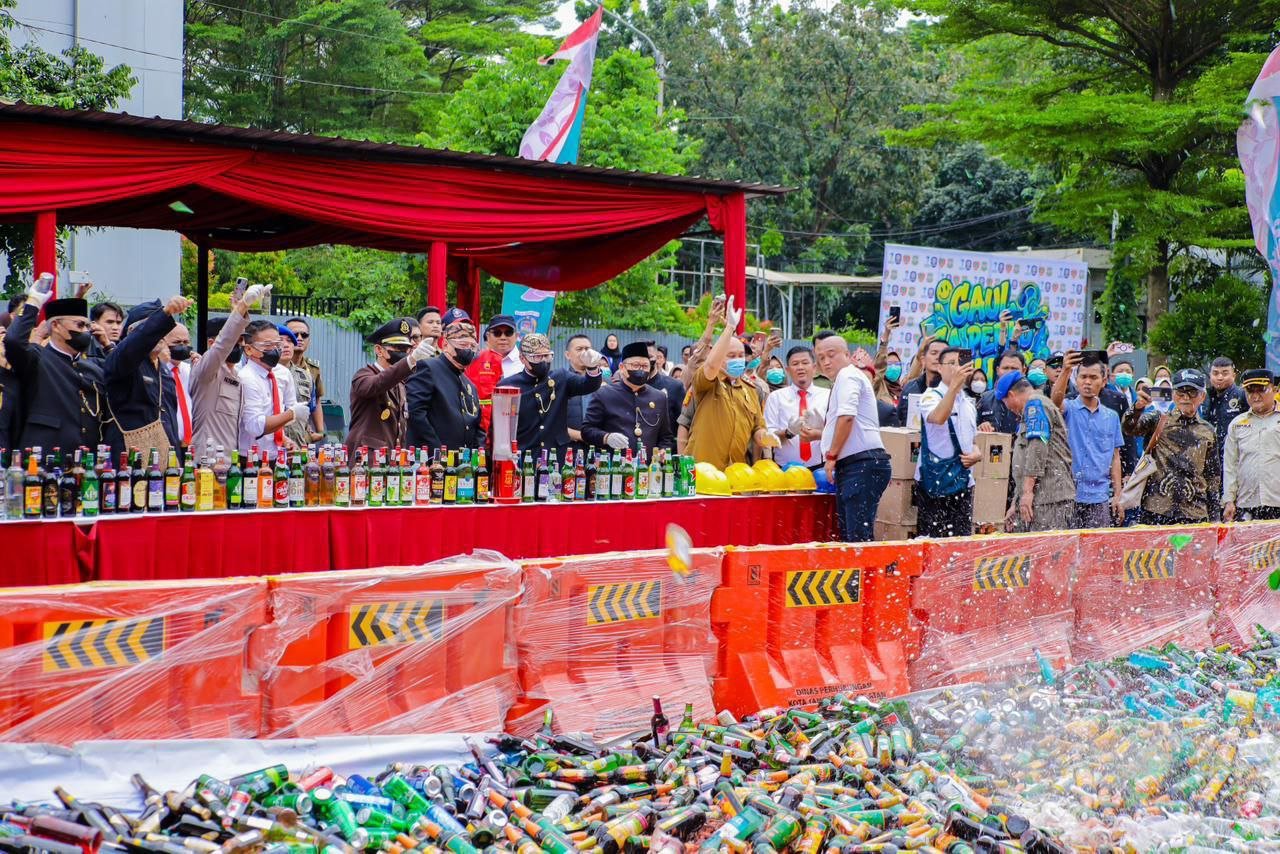 Pemkot Tangsel musnahkan miras