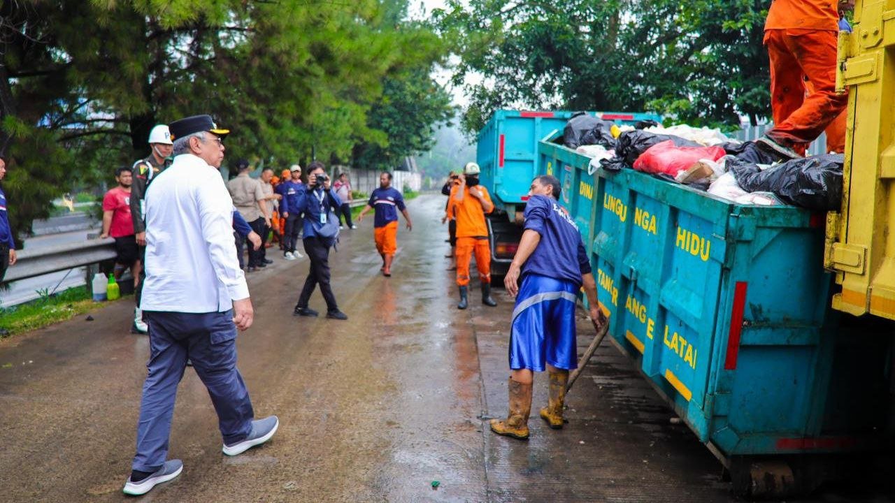 DLH Kota Tangsel Angkut Sampah