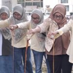 Indah Kiat Tangerang dan KWT Good Farm Tuangkan Ekoenzim ke Sungai IKPP Tangerang