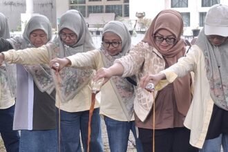 Indah Kiat Tangerang dan KWT Good Farm Tuangkan Ekoenzim ke Sungai IKPP Tangerang