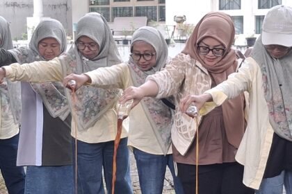 Indah Kiat Tangerang dan KWT Good Farm Tuangkan Ekoenzim ke Sungai IKPP Tangerang