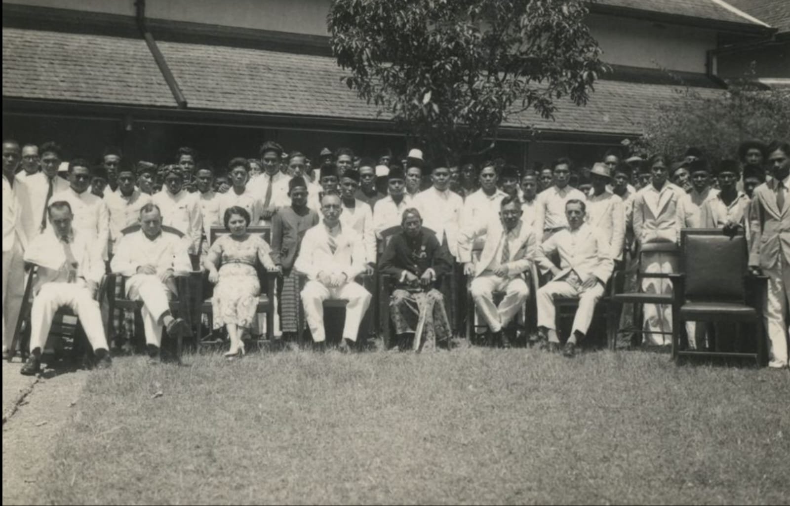 Foto berjudul Officiele bijeenkomst met vermoedelijk een Indonesische regent of wedana in Nederlands Indie circa 1930 Koleksi digital Universitas Leiden