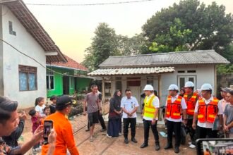 Wakli Wali Kota Tangsel Pilar saga Ichsan ikut distribusikan air bersih di Keranggan Setu Tangsel