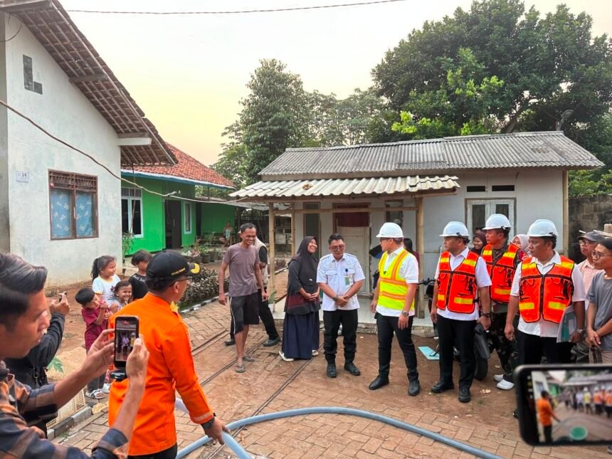Wakli Wali Kota Tangsel Pilar saga Ichsan ikut distribusikan air bersih di Keranggan Setu Tangsel