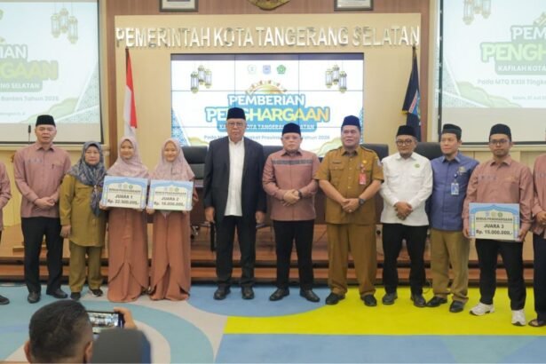 Wali Kota Tangsel Benyamin Davnie